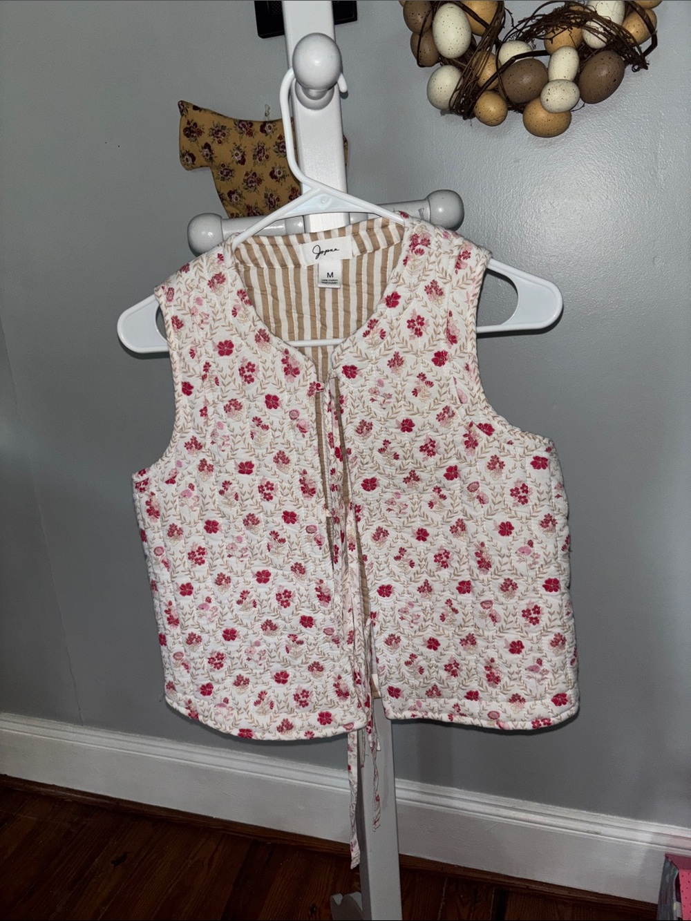 Jopna Quilted   M Floral Tie-Front Vest in Pink and Cream